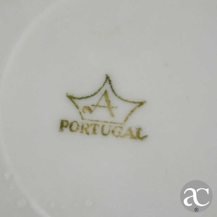 Taça e pires em porcelana Artibus, com friso a ouro