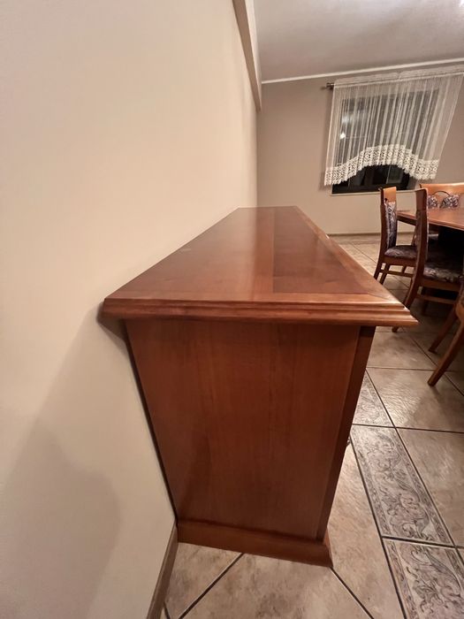 Zestaw mebli do salonu lub jadalni z dużym stołem