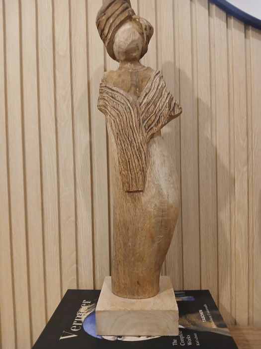 Vendo 2 estatuetas de madeira em excelente estado