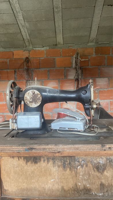 Maquina de costura e televisoes