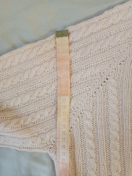 Sweter robiony na drutach