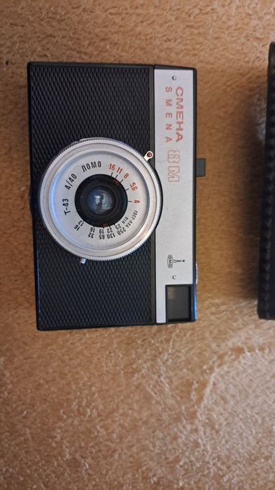 Aparat fotograficzny plus futerał.