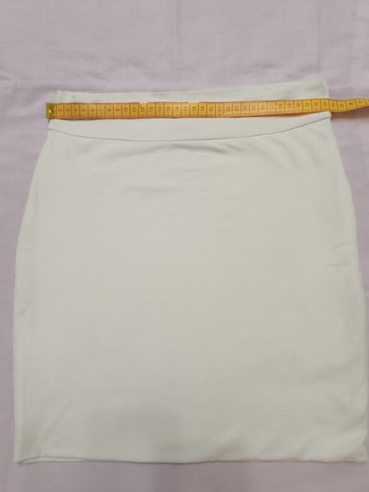 Стильна біла спідниця