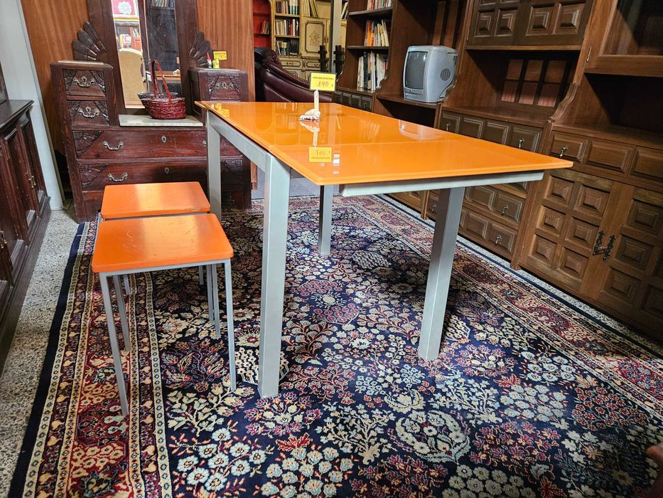 Conjunto de mesa em metal tampo em vidro e dois