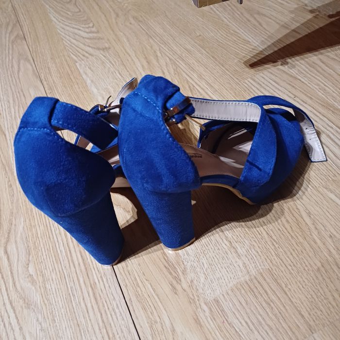 Buty damskie na obcasie 38