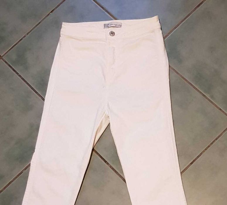 Super spodnie jeansy damskie rurki, dla nastolatki, białe, Bershka, rozmiar XS/34, stan BDB