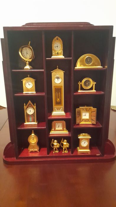 Expositor de parede com relógios.