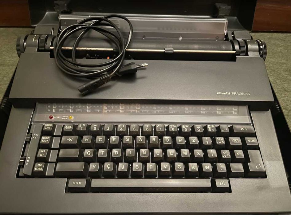 Maquina de Escrever - Olivetti Praxis 35 - case resistente incluida