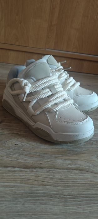 Biało -beżowe sneakersy damskie z grubymi sznurówkami 38