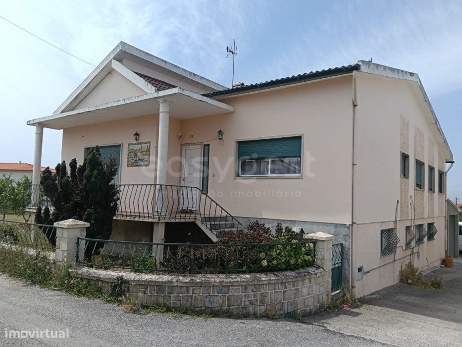 Moradia T4 com 2 Pisos, Garagem e Espaço Exterior situada em Martin...