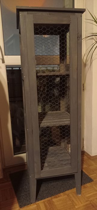 Szafka drewniana z metalową siatką