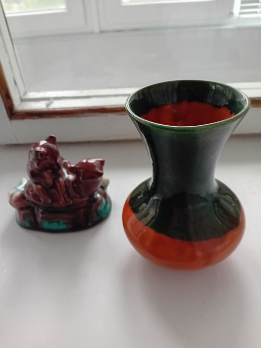 Продам статуетку і вазу.