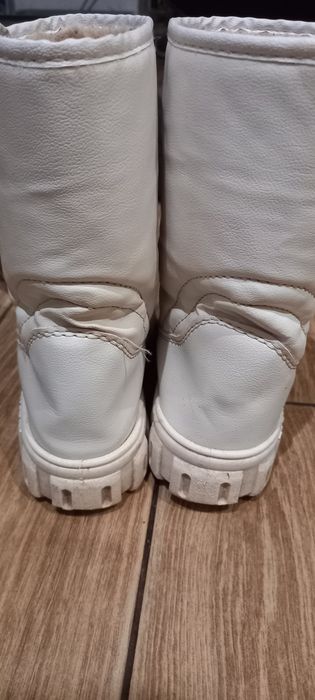 Продам зимові чобітки.