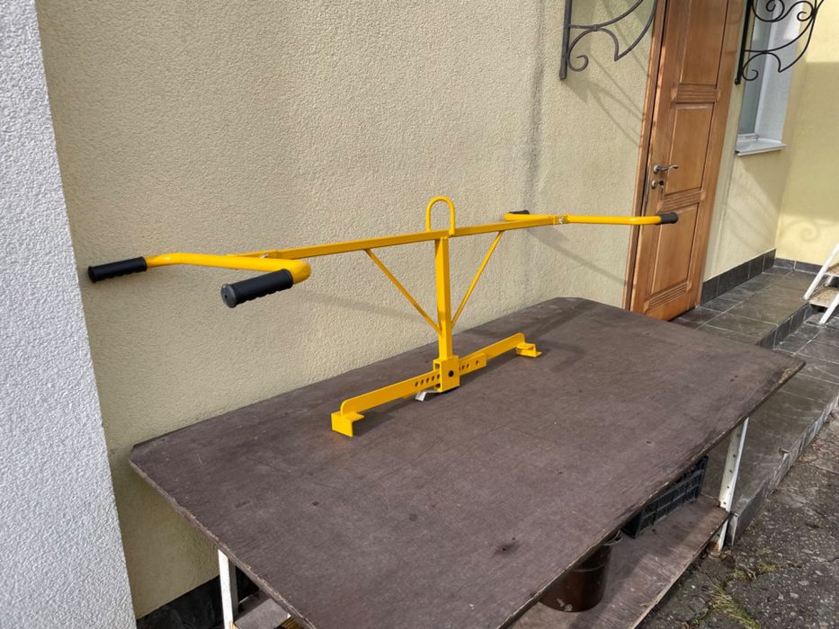 Продольний захват для встановлення бордюрів, плит