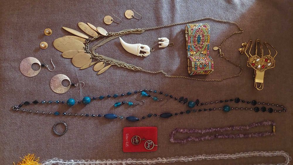 Бижутерия(натуральные камни,колье, браслет,серьги).