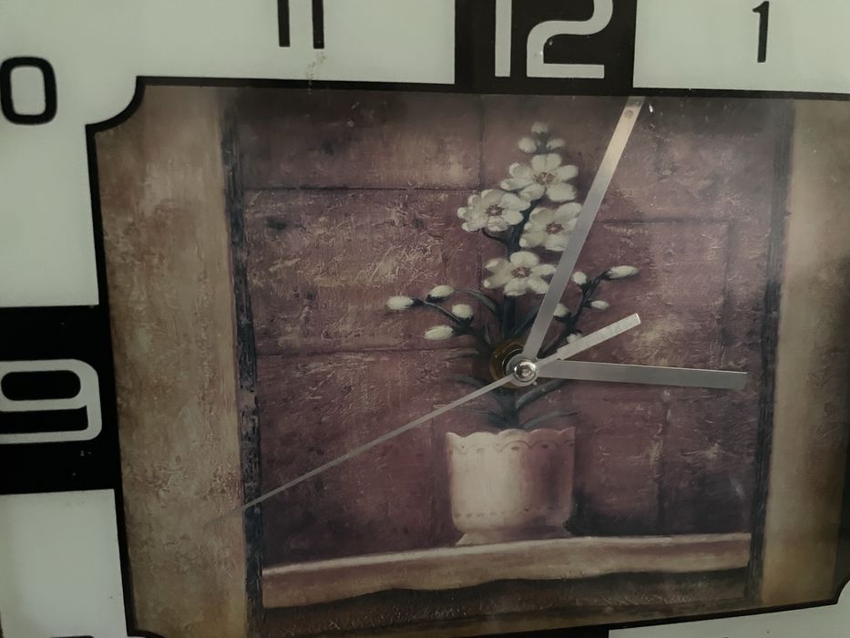 Zegar scienny na sciane do powieszenia stylizowany ma staro