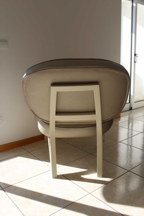 2 Poltronas largas, com assento e encosto estofados em tecido bege