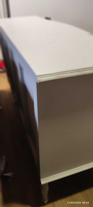 Aparador de estilo clássico, em bom estado