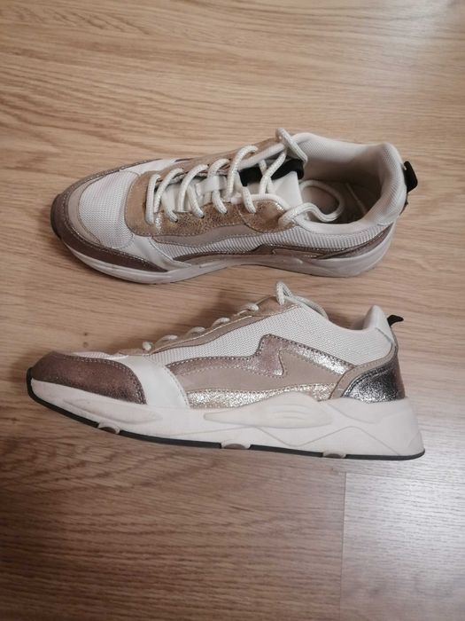 Ténis beges e dourados