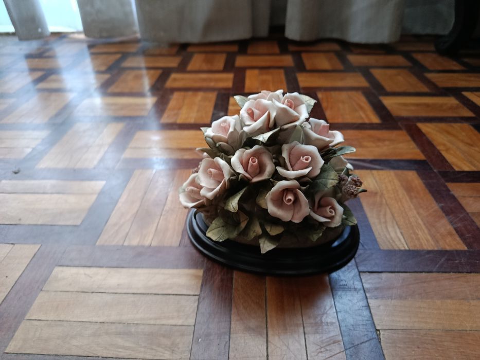 Arranjo de flores de porcelana estilo capodimonte