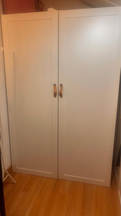 Roupeiro 2 portas com prateleiras