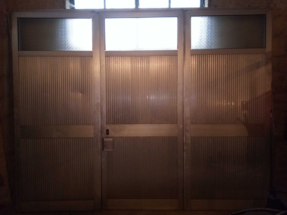 Vendo portão em aluminio