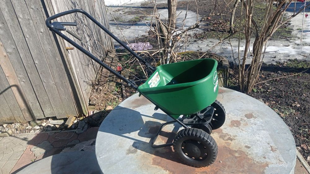 Механічний розкидач добрив