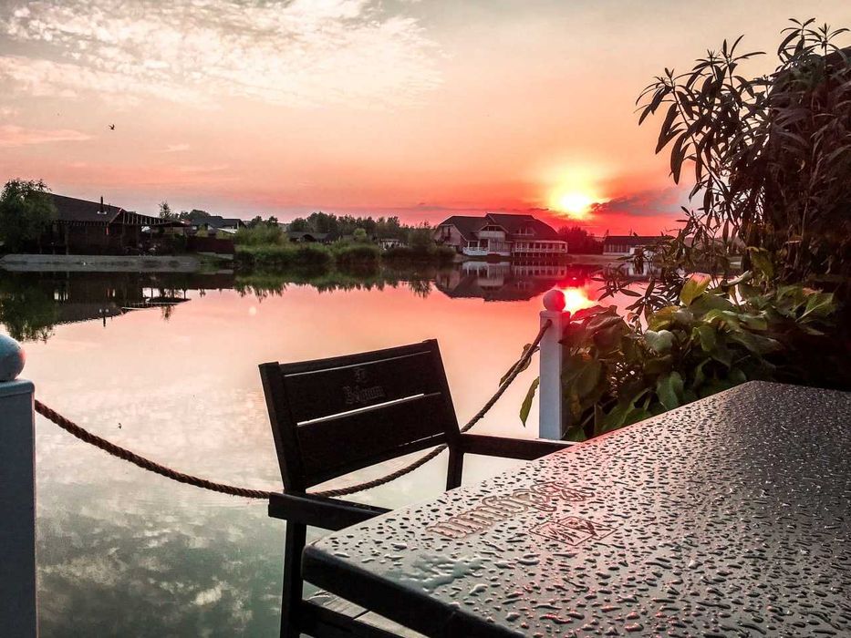 База отдыха в закрытом коттеджном городке на берегу озера