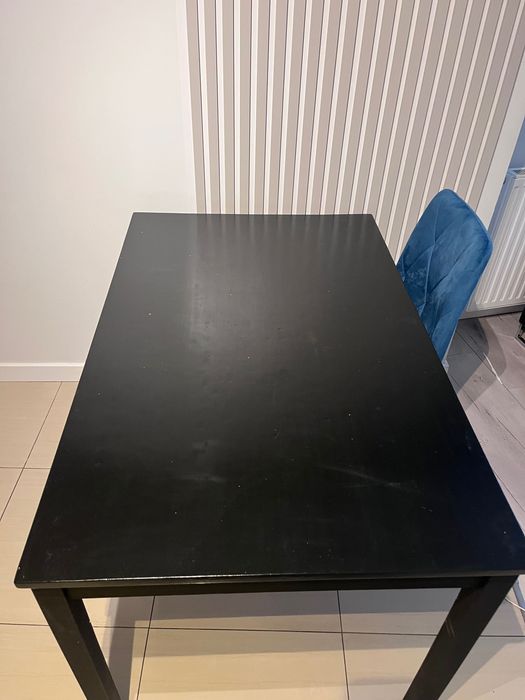 Ciemny stół jadalny