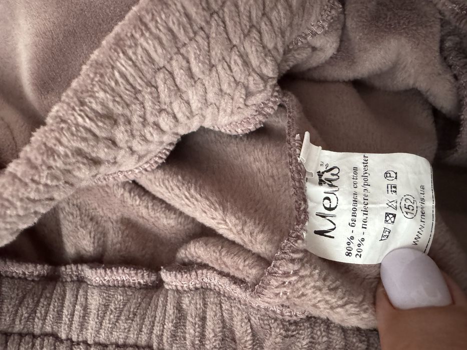 Спортивный костюм велюровый,на девочку Mevis, одели два раза, рост 152