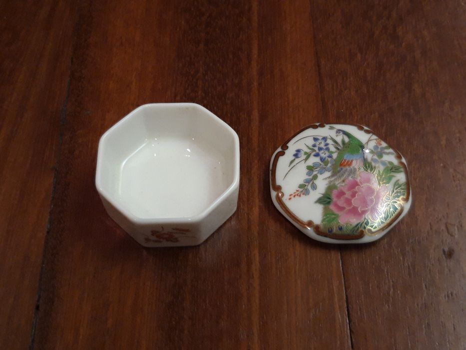 Caixa pequena de porcelana da marca japonesa Shibata