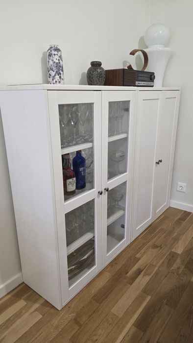1 vitrine e 1 aparador. Da marca ikea - HAVSTA