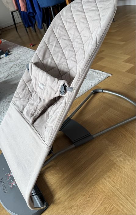 Lezaczek babybjorn bliss piaskowy szary