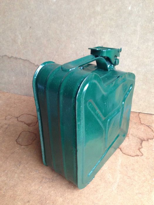 Kanister metalowy poj. 5 litrów.