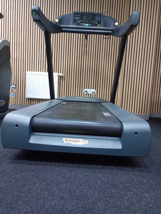 Професійна бігова доріжка Technogym Excite Run 700 LED