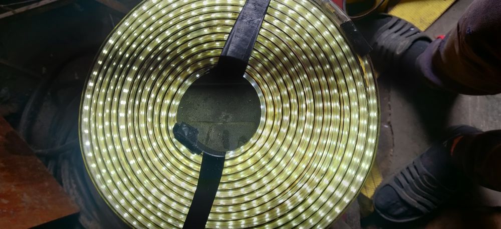 Світлодіодна стрічка 220В для полиці на кухні в кімнату.