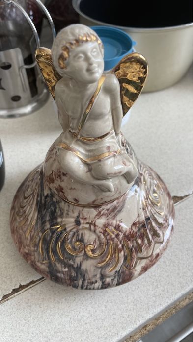 Ваза высокая керамическая с ангелом на пол напольная в дом холл