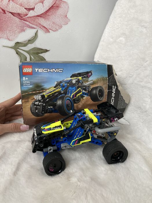 zestaw LEGO Technic Wyścigowy łazik terenowy (42164).