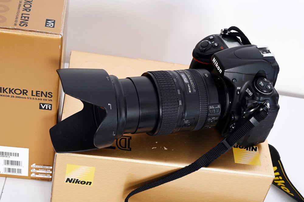Máquina Nikon D 700 com Objetiva Nikon 28/300mm