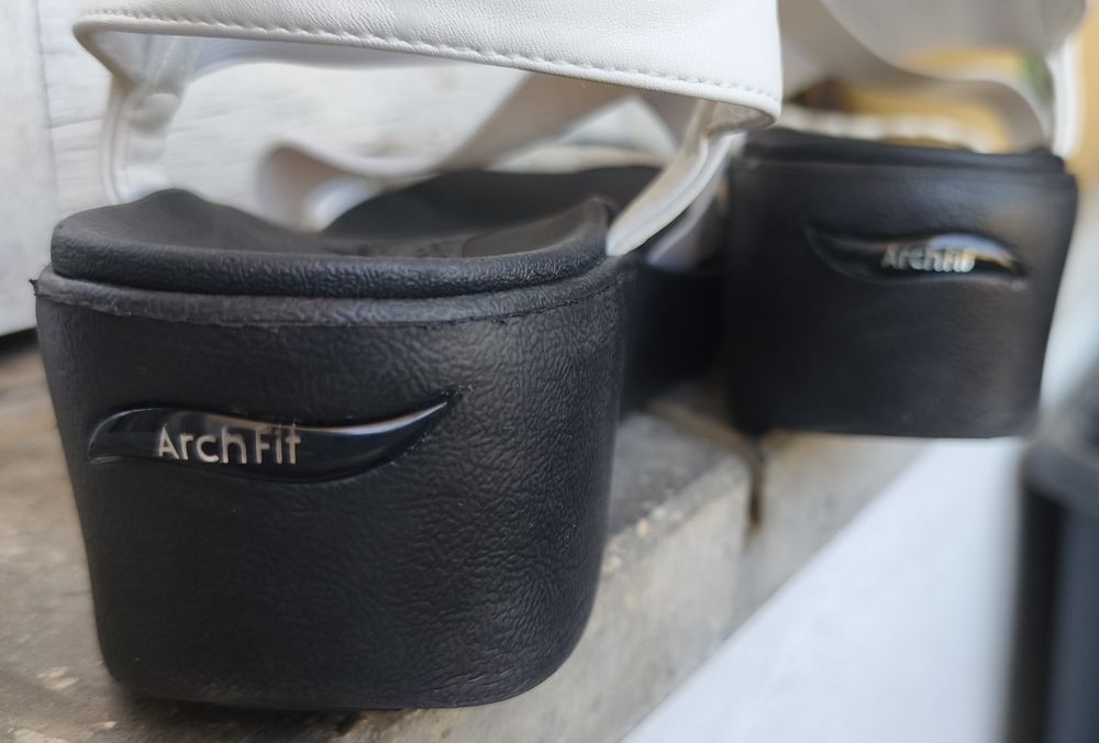 Sandálias Skechers arch fit