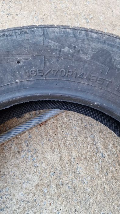 À venda 2 pneus novos um 165/70/14 e 1 165/70/r13