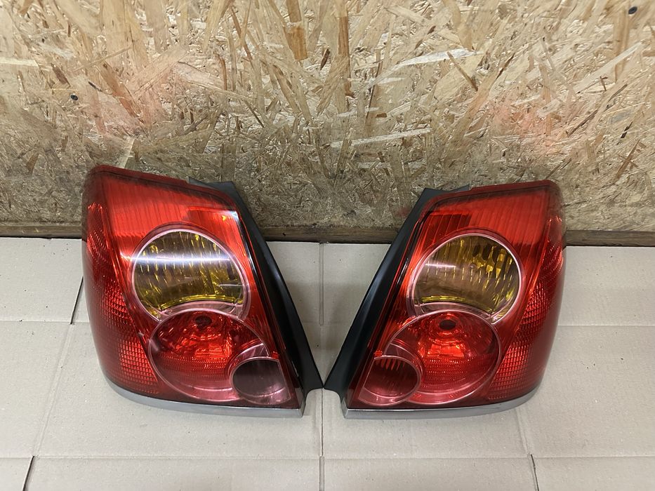 Задні фари стопи ліхтарі