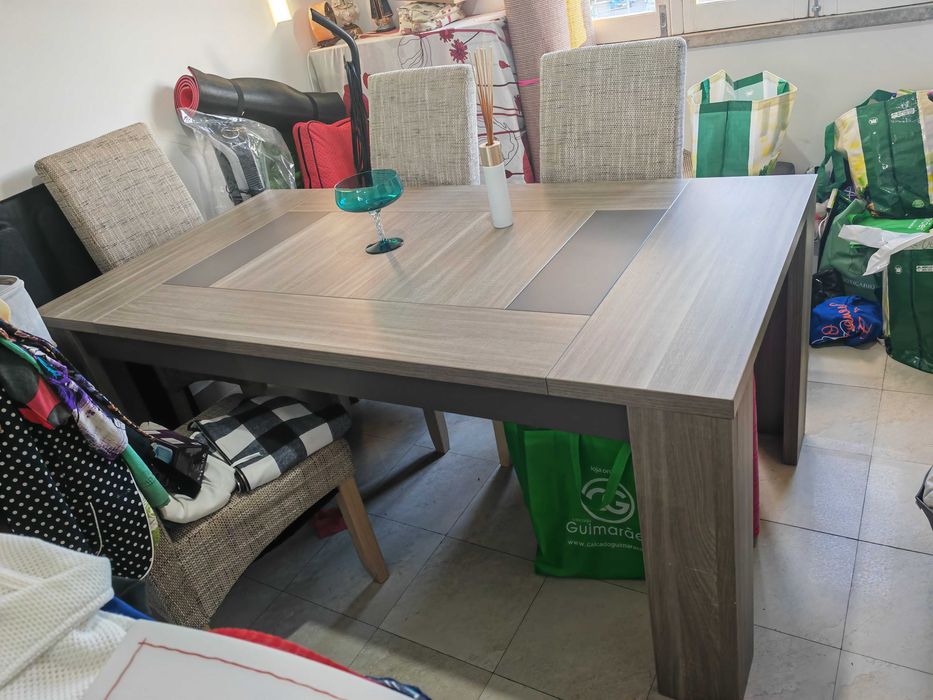 Mesa de sala de jantar com seis cadeiras