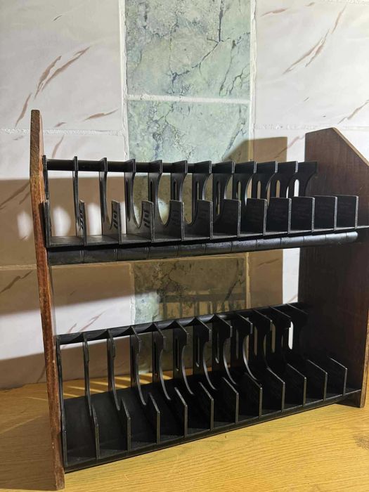 Stojak na VHS z plastikowymi przegródkami – drewniany, na 24 kasety