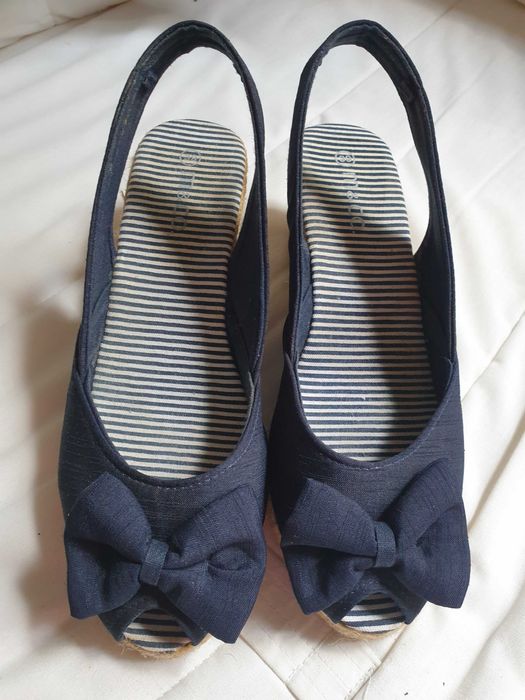 Nowe granatowe sandały na słomkowym koturnie M & co. r. 39