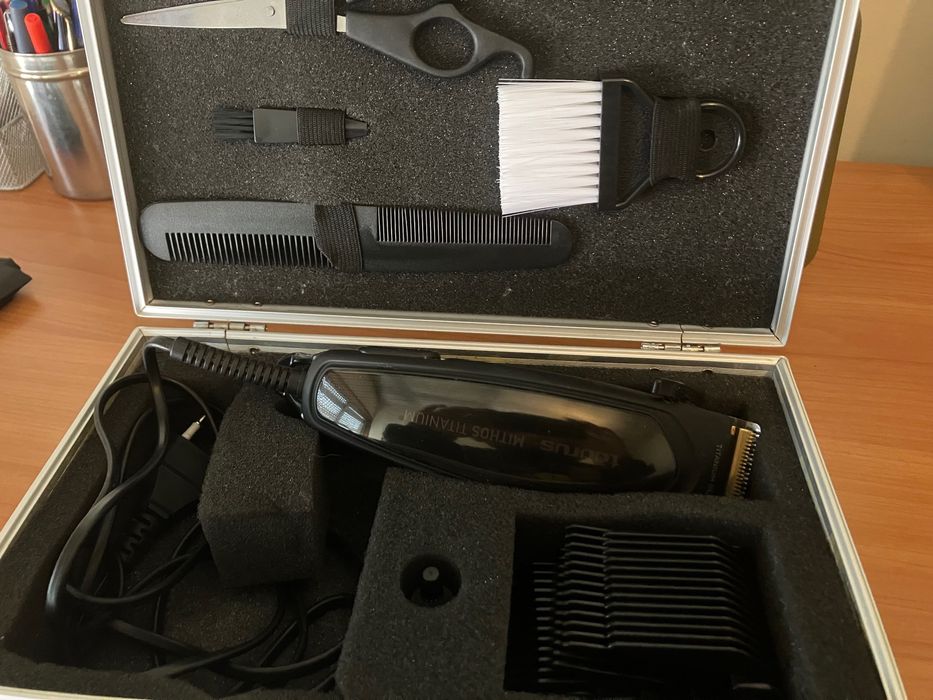 Máquina cortar cabelo e barba com mala e acessórios