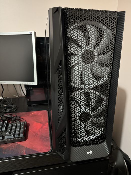 Vendo Computadores + Monitores + Cadeira + Secretária + Acessorios