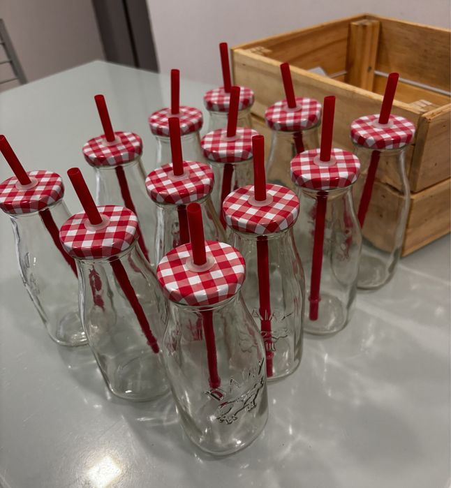 Garrafas vidro e caixa arrumacao