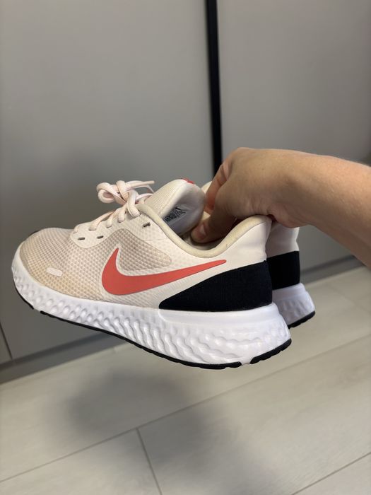 Кросівки жіночі Nike Revolution 5 р.38