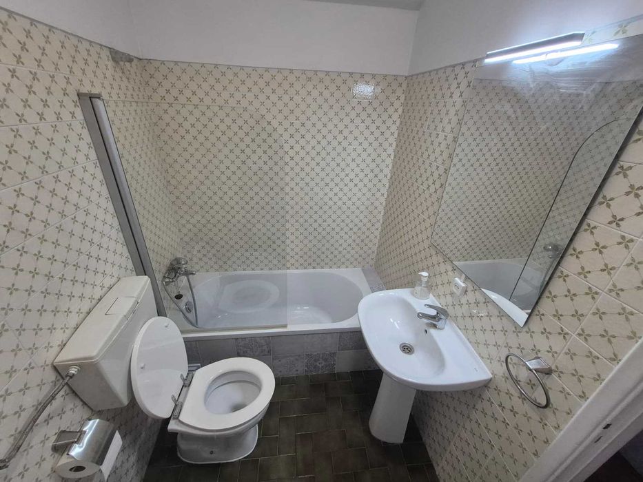 Quarto p/casal com banho privativo e marquise  em Alhandra